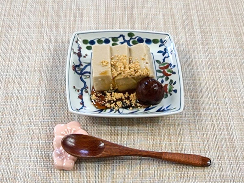 胡麻豆腐の黒蜜きなこがけ
